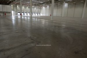 Betónová podlaha v sklade pred čistením a leštením