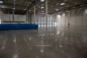 Betonová podlaha po čistení a leštení