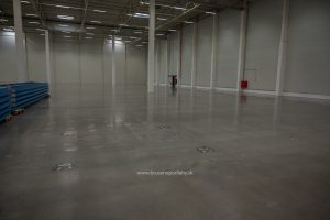 Betonová podlaha po čistení a leštení